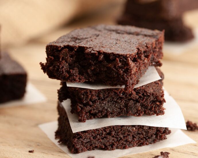 Learn how to make delicious chocolate brownies at home!