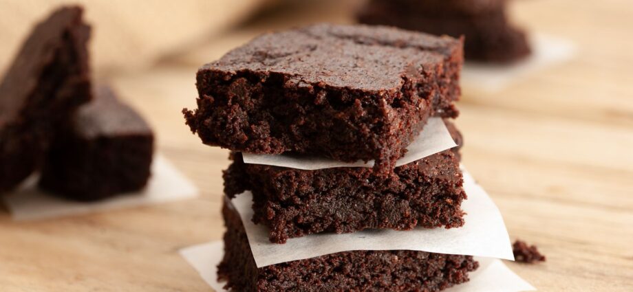 Learn how to make delicious chocolate brownies at home!